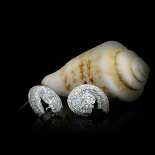 Increíble diseño de concha con aretes halo de zafiro simulado incoloro de 2 quilates para mujer Foto 3 de 4