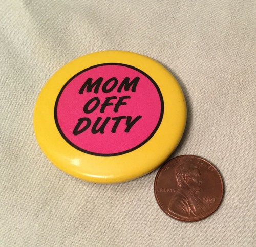 Bottone Pinback Mom Off Duty rosa e giallo largo circa 1 9/16" - Foto 2 di 3