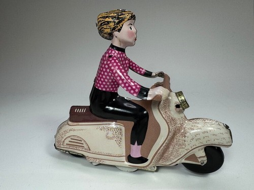 altes VINTAGE KWP BLECHSPIELZEUG SCOOTER GIRL Mädchen auf Moped mit Uhrwerk - Picture 3 of 5