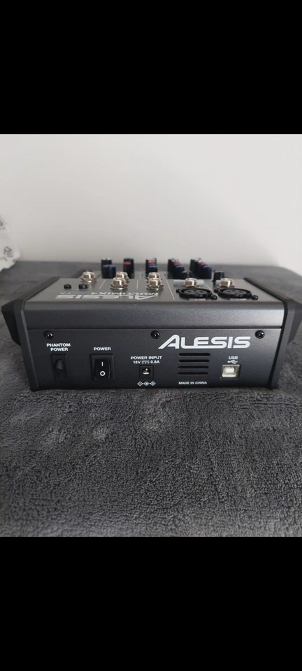 Alesis MultiMix 4 USB FX Mixing Console - Black - Image 3 of 4