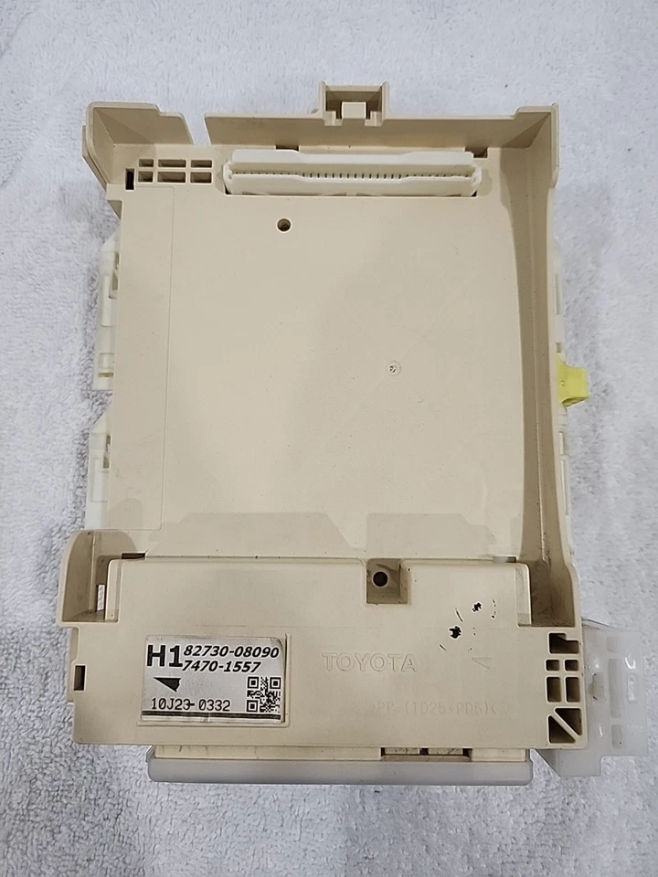 Caja de conexiones relé de fusibles Toyota Sienna 2011-2014 fabricante de equipos originales 82730-08090 Foto 2 de 4