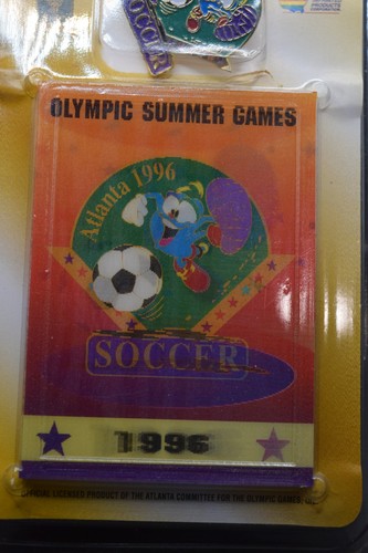 Nuovo IPC IZZY Competes 1996 Olimpiadi Atlanta Calcio 3D Card Pin Set - Foto 3 di 6