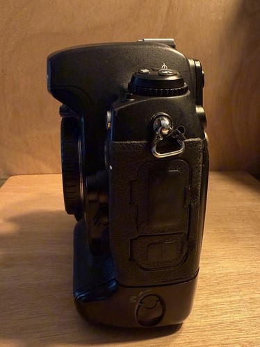 Nikon D2X 12.4MP DSLR Camera Body + Strap - Picture 2 of 8