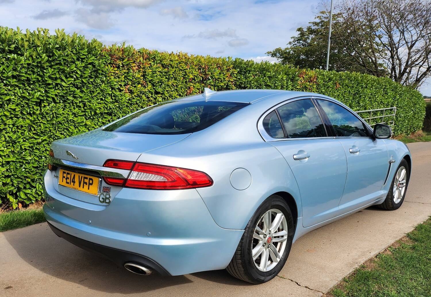 2014 Jaguar XF, photograph 3