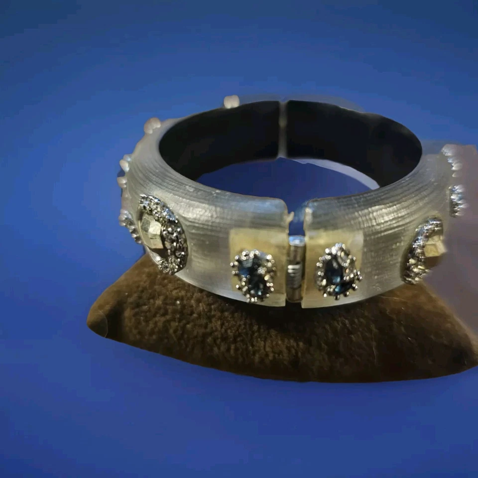 Pulsera con bisagras Alexis Bittar Lucite con cristales y detalles en tono gris con bolsa Foto 2 de 4