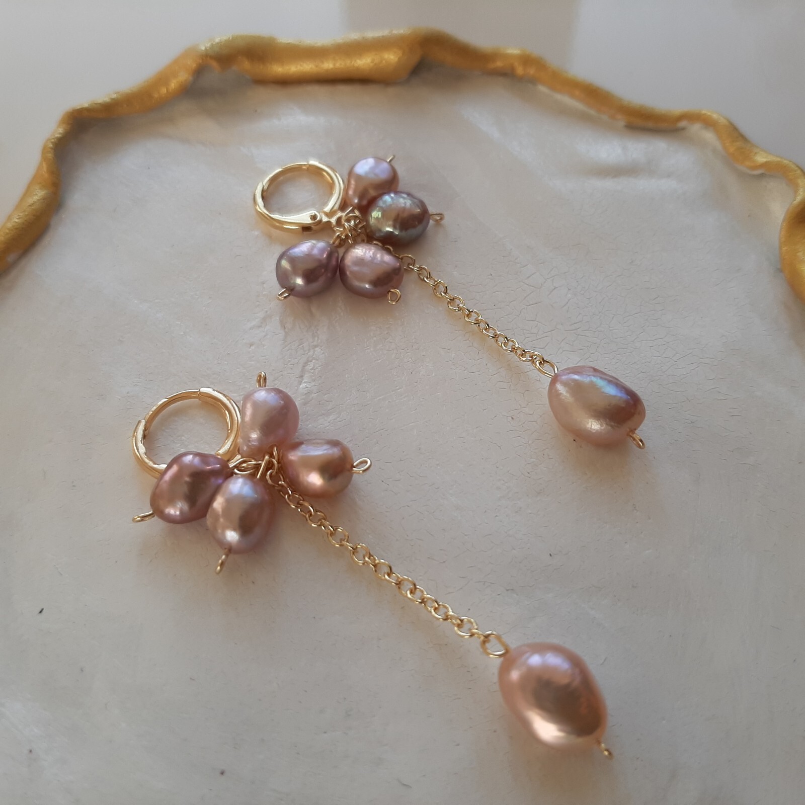 Boucles d'oreilles dormeuses perles de culture violettes or jaune 14k