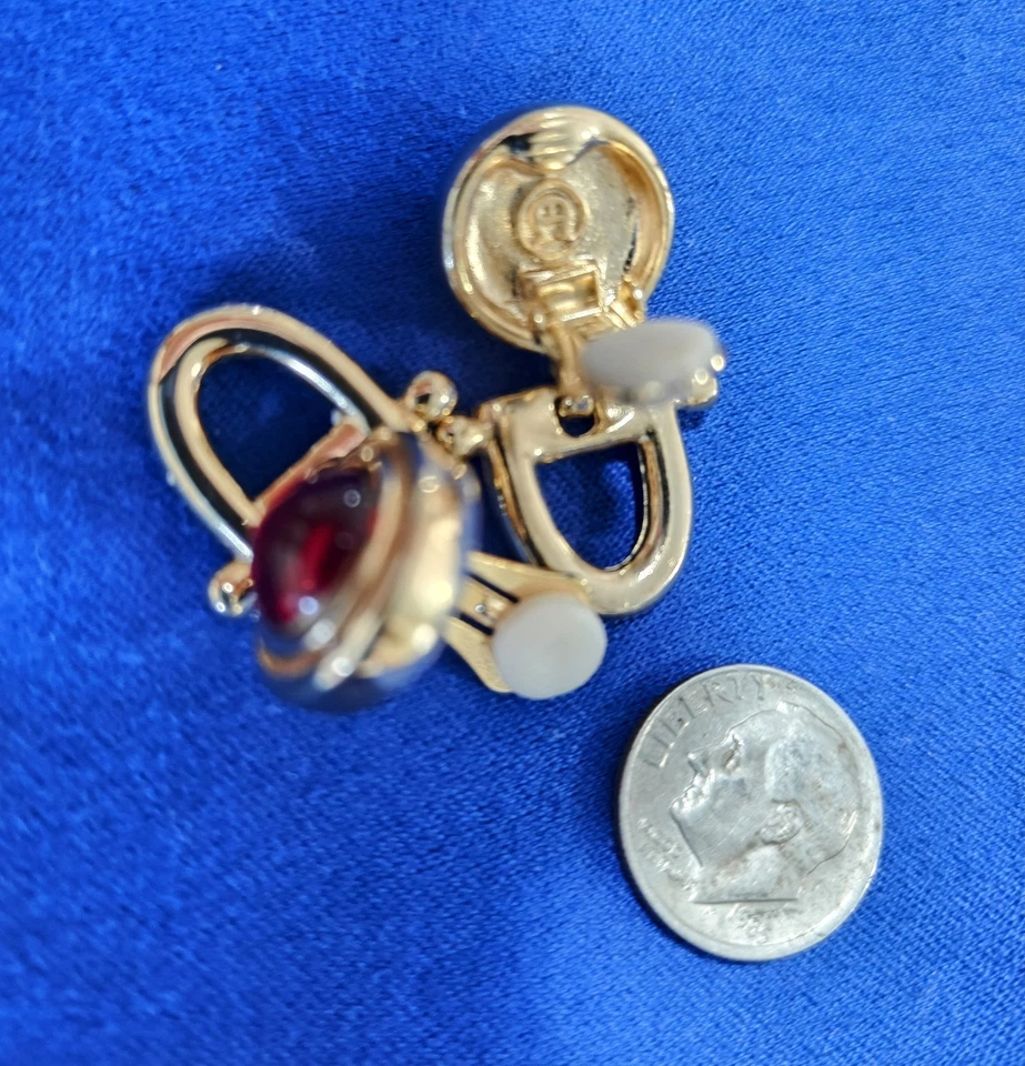 AIGNER RED LUCITE GOLD TONE Door Knocker Earrings Vintage Clip-On EXC. A - Imagem 3 de 4