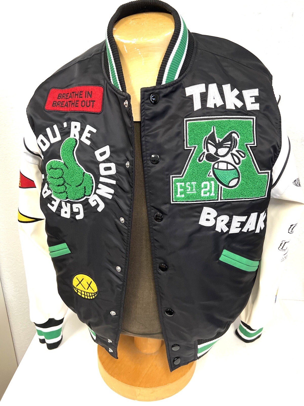 Prima fila ufficio arte e design ricamato da uomo Giacca Varsity taglia S