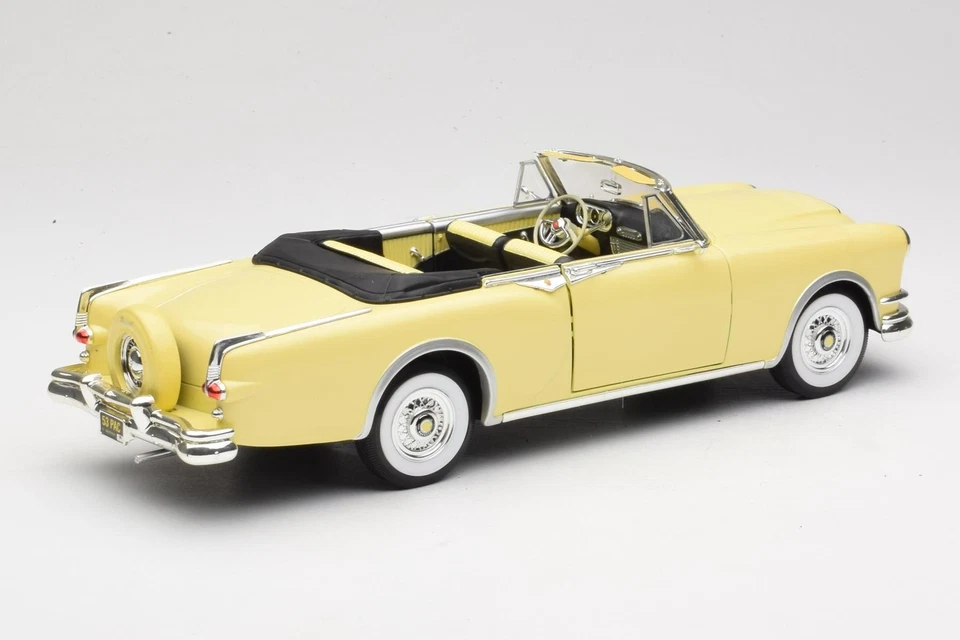 92798 Packard Caribbean Convertible Yellow Road Signature 1:18 - Immagine 3 di 4