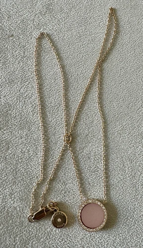 Ciondolo disco acetato blush pavè trasparente tono oro rosa Michael Kors