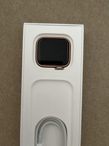 Apple Watch SE 40mm Gold Aluminium Case with Starlight Sport Band (GPS) - Picture 7 of 13