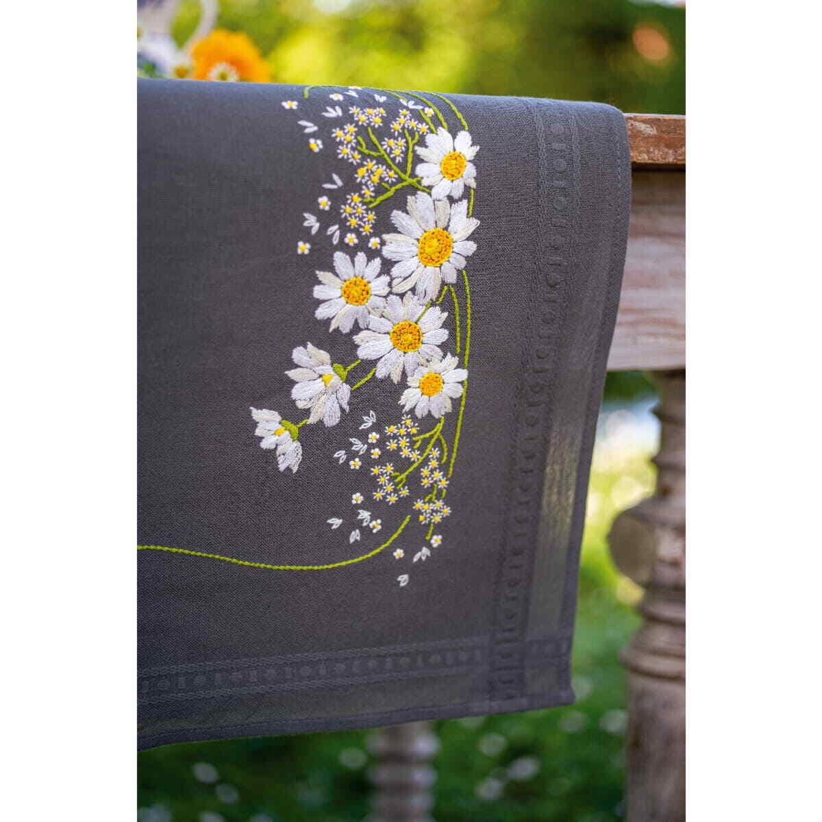 Vervaco stamped satin stitch kit tablechloth ""Gänseblümchen"", 40x100cm, DIY