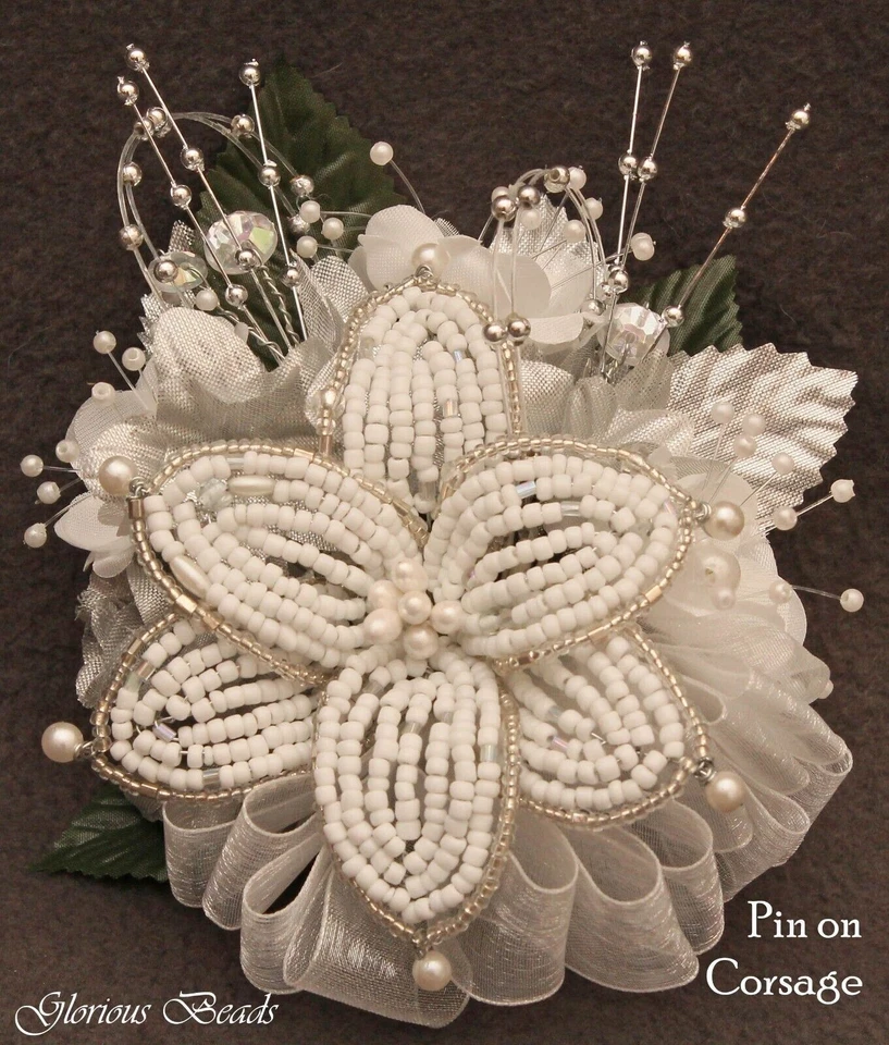 Ramillete Plata Cuentas Lirio Seda Rosas, Cuentas Estrás. Opción Boutonniere Foto 2 de 4