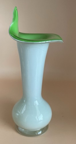 Jack in the Pulpit Bud Vase Art Glass Calla Lily 8” White & Green Cased - Picture 4 of 8
