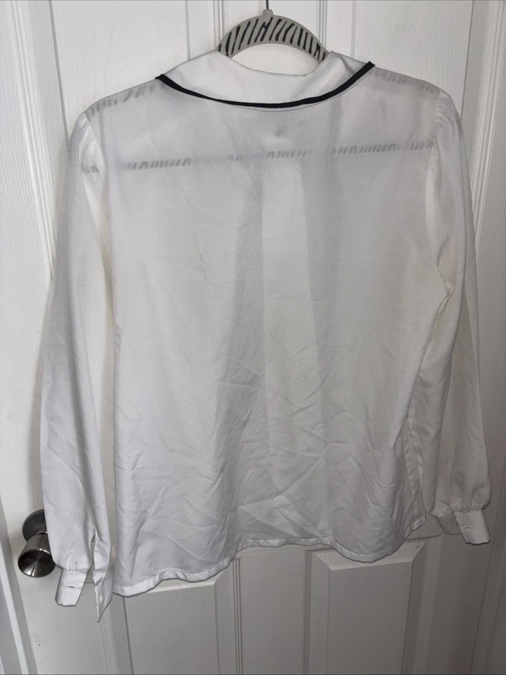 Блузка белая Y2K Judy Bond -с черным галстуком и жемчугом посередине - Изображение 4 из 4