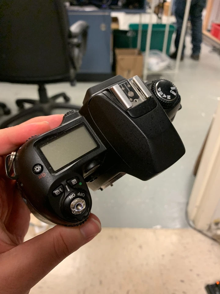 Cámara fotográfica Nikon N80 35 mm piezas o cuerpo de reparación solamente Foto 2 de 4