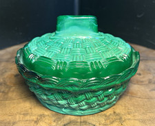 Vintage b&ouml;hmische Malachitglas Schmuckdose mit Deckel. Korbgeflecht. Czech 1950