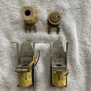 VINTAGE STERN PINBALL POP BUMPER / KICKER COIL WITH BRACKET 4 ITEMS TOTAL READ