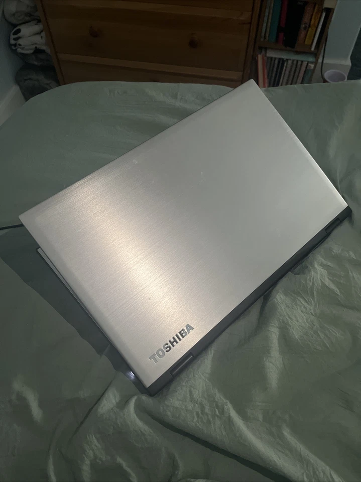 Toshiba Satellite P55W 15" i5-5200U 2.2GHz 8GB RAM 128GB SSD Windows 10 Pro Foto 2 de 3