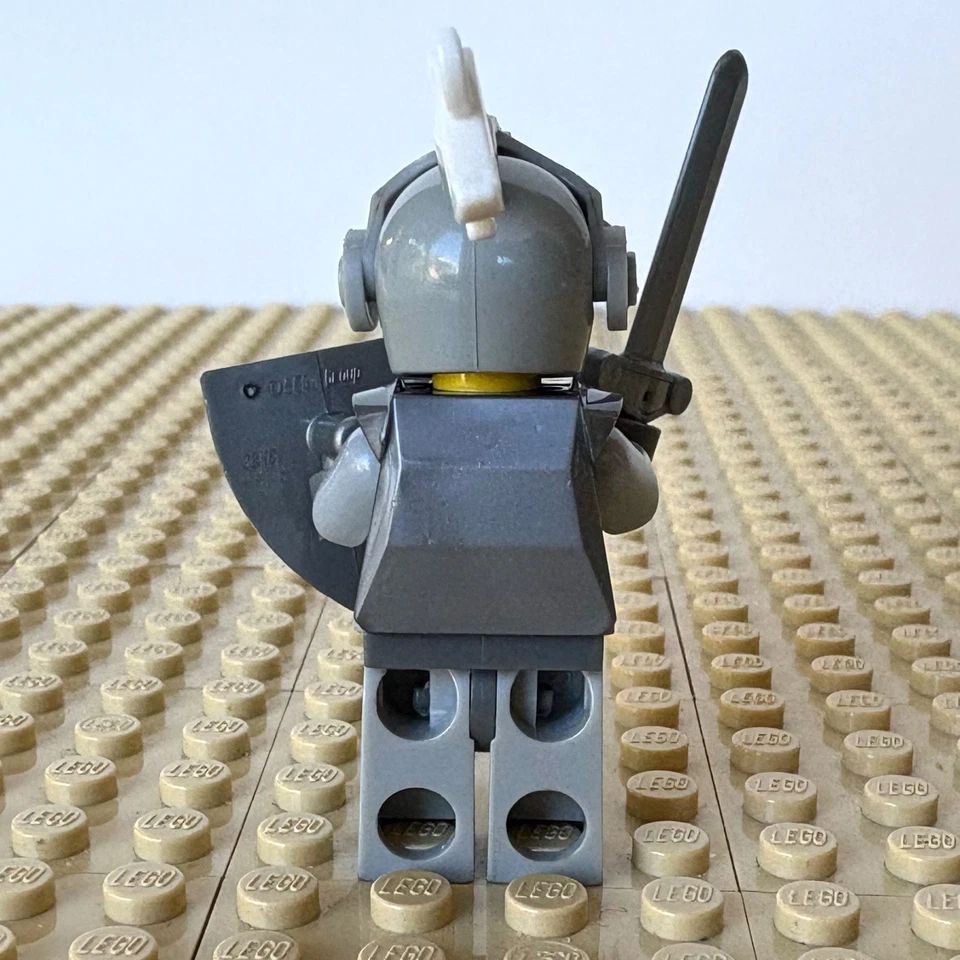 LEGO Minifigures: Heroic Knight, SWORD, SHIELD, col09-4, 71000, SERIES 9, 2013 - Image 4 of 4