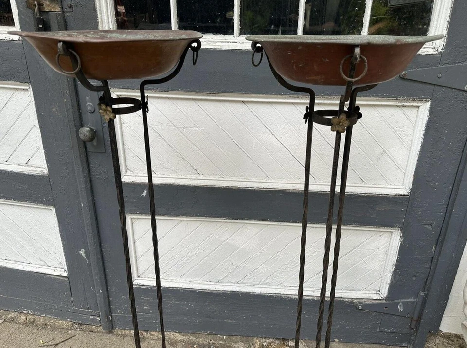 Par de jardineras arquitectónicas antiguas vintage de hierro de 53" con sartenes de cobre Foto 2 de 4