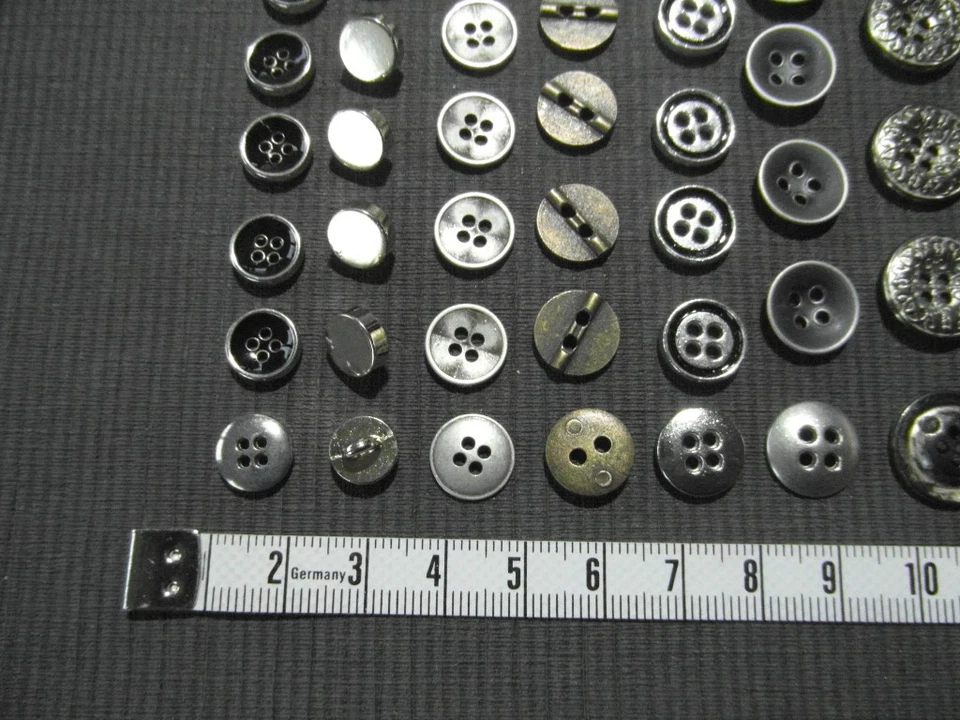Konvolut Knöpfe Musterknöpfe Metall 10 Positionen =100 ausgefallene Metallknöpfe - Bild 3 von 4