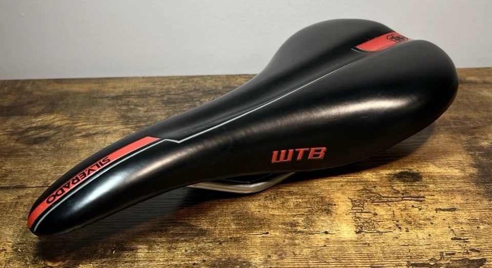 Sillín Silverado WTB Thinline rieles de titanio rojo y negro 260 g Foto 2 de 4