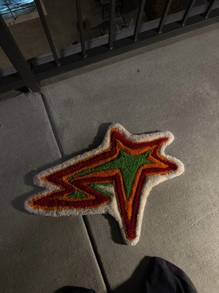 ALFOMBRA ESTRELLA ACOLCHADA HECHA A MANO, multicolor, 2 pies x 1 pie, ligeramente usada nueva Foto 4 de 4