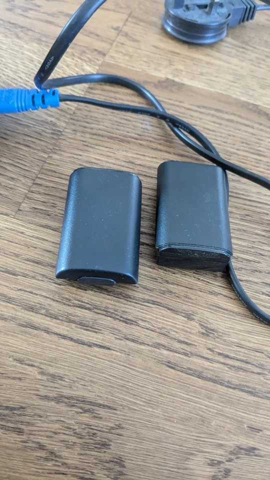 GENUINE MICROSOFT BLACK RECHARGEABLE BATTERY X2 plus quick charge kit  - Image 4 of 4