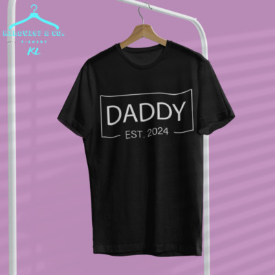 Fathers Day Gift Daddy Est. 2024 Expect Men Wife Daughter Black T-Shirt