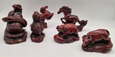 Konvolut chinesischer Kunstharz Tiere im Kirschholz Look