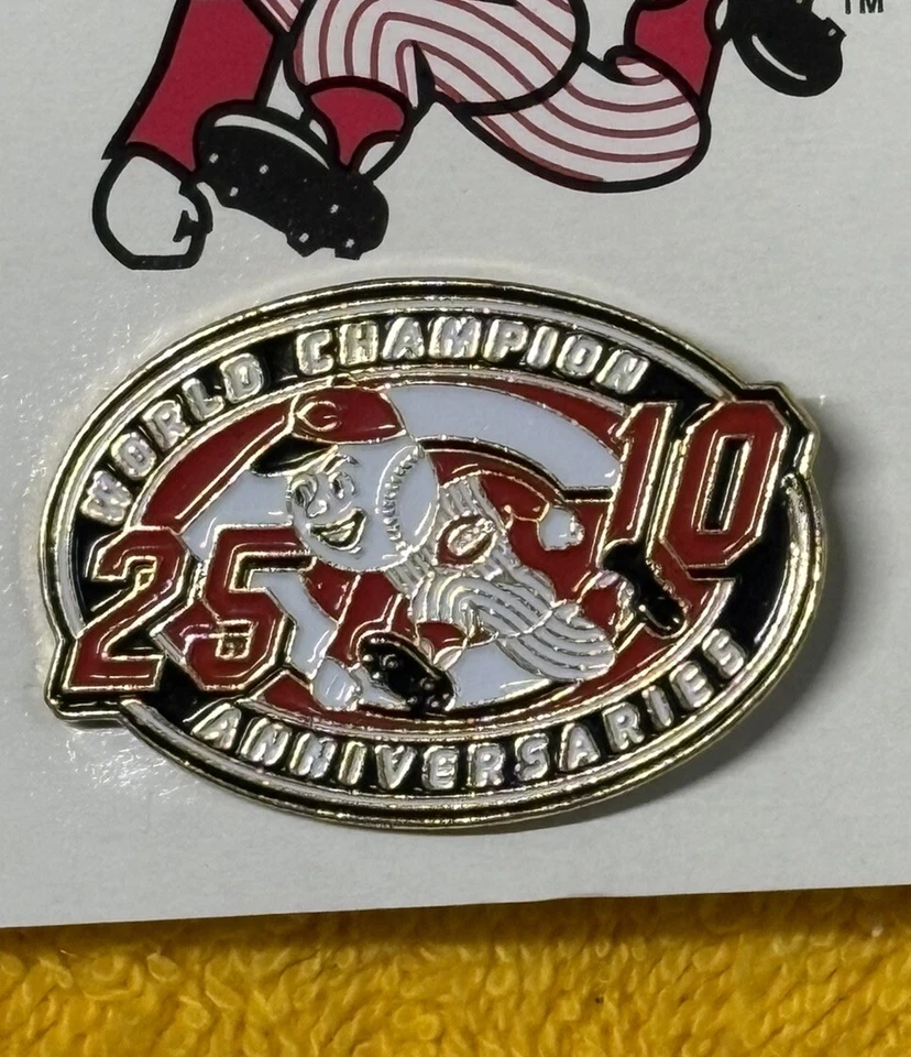 CINCINNATI REDS SGA COMMEMORATIVE PIN-1975 & 1990 CHAMPIONSHIP 25TH ANNIVERSARY - Image 2 of 3