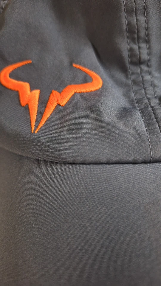 Gorra Tenis Nike Rafa Nadal Featherlight - Azul Escuadrón con Negro y Naranja Total Foto 3 de 4