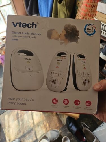 VTech DM112-2 Digital Audio Baby Monitor with Two Parent Units - Afbeelding 1 van 6