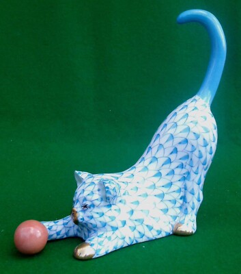 HEREND BLAUE NETZKATZE MIT BALL - 15309.