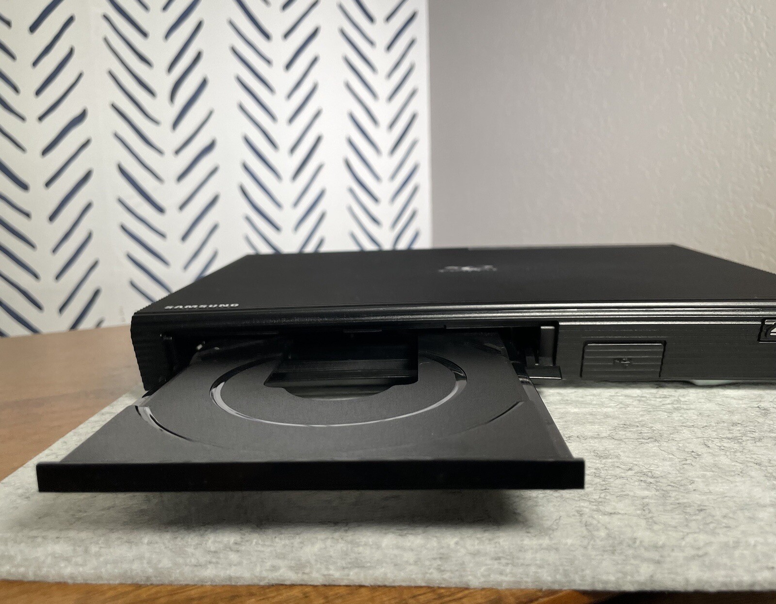 Samsung Blu Ray DVD Player BDJM57C With Smart Apps WiFi Netflix! Slim