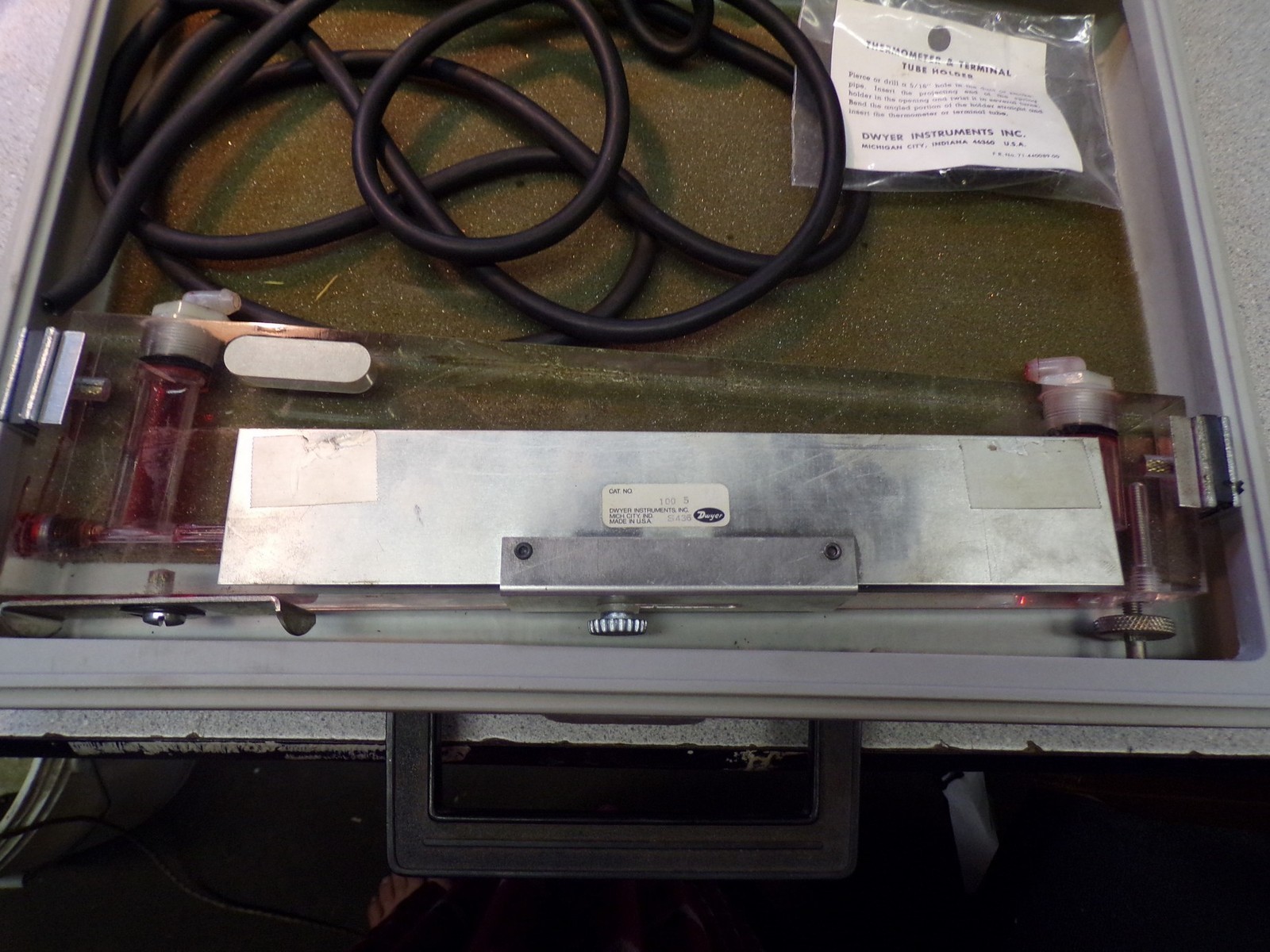 Dwyer Inclined & Vertical Portable Manometer BULL D2 Kit *FREE