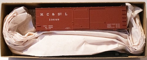 Vagón de carga Accurail #1810 36' de madera con doble funda, techo de acero, extremos de madera, recto | Zustand: New