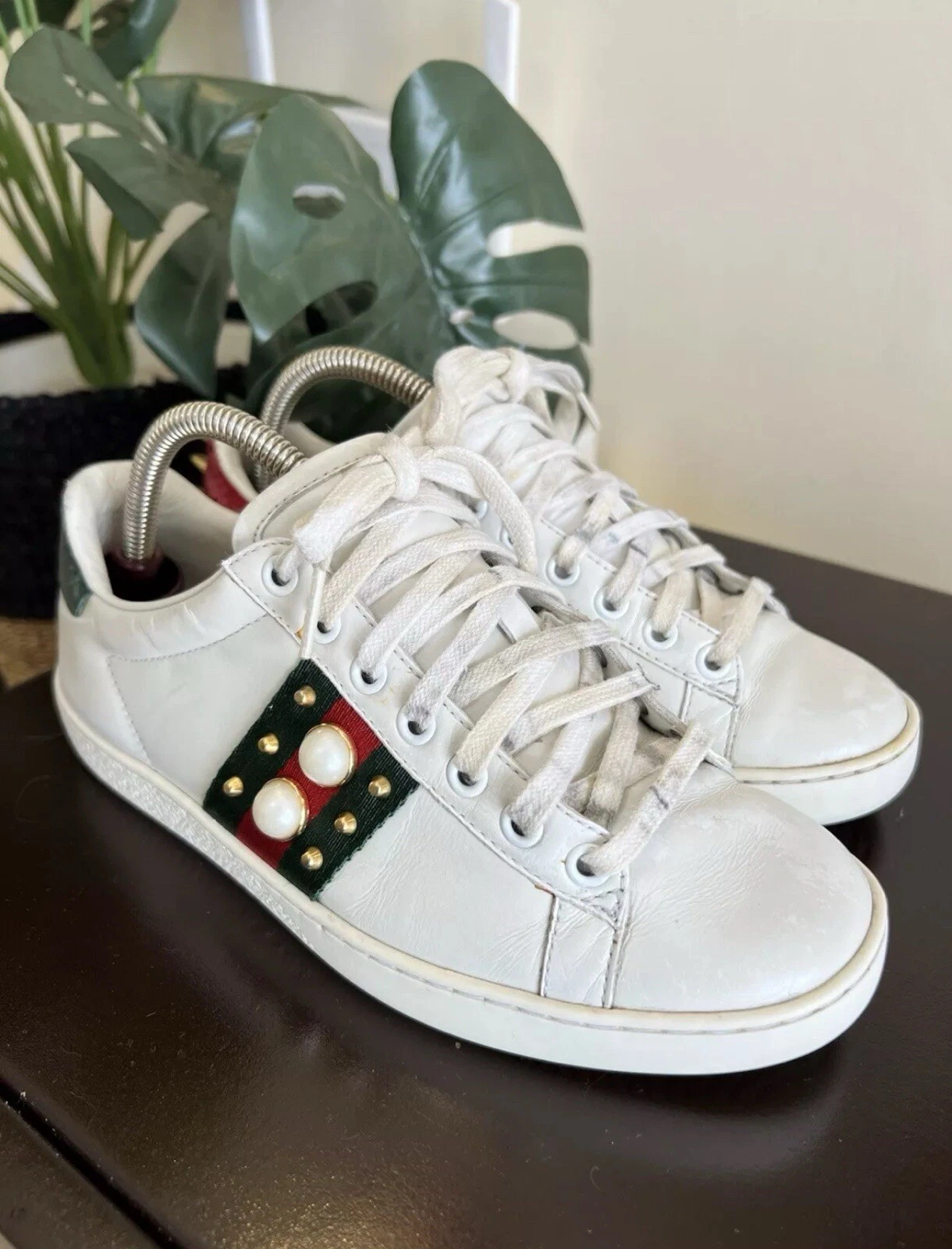 Gucci 431887 Baskets à lacets en veau cloutées nacrées US 4    EU 34,5