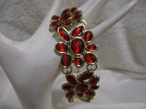 AVON Pop of Red Bracelet Goldtone with Shining Faceted Faux Stones 8 1/4" L - Picture 2 of 9