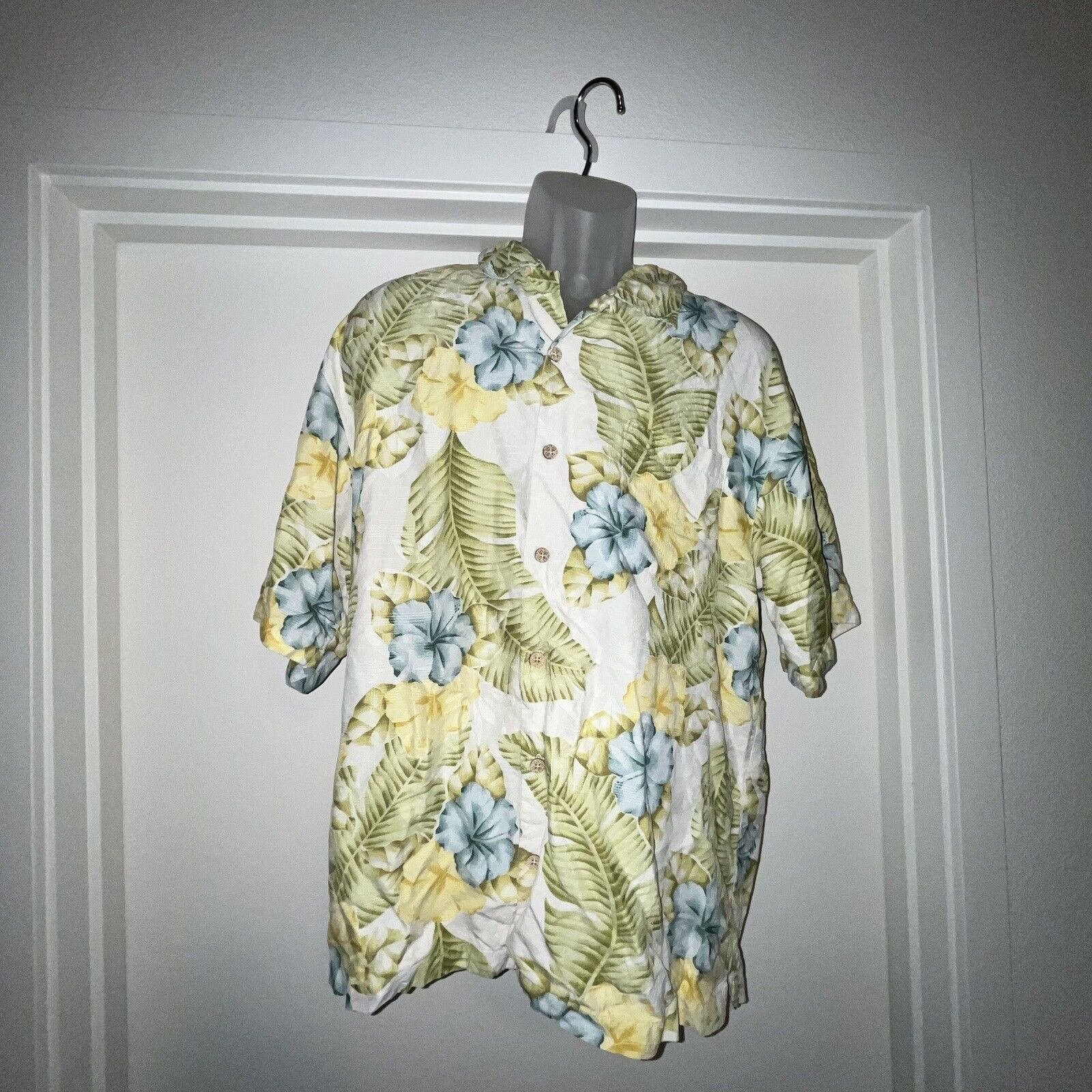 Tommy Bahamas Shirt Mens Large Floral Island Hawaiian 100% silk