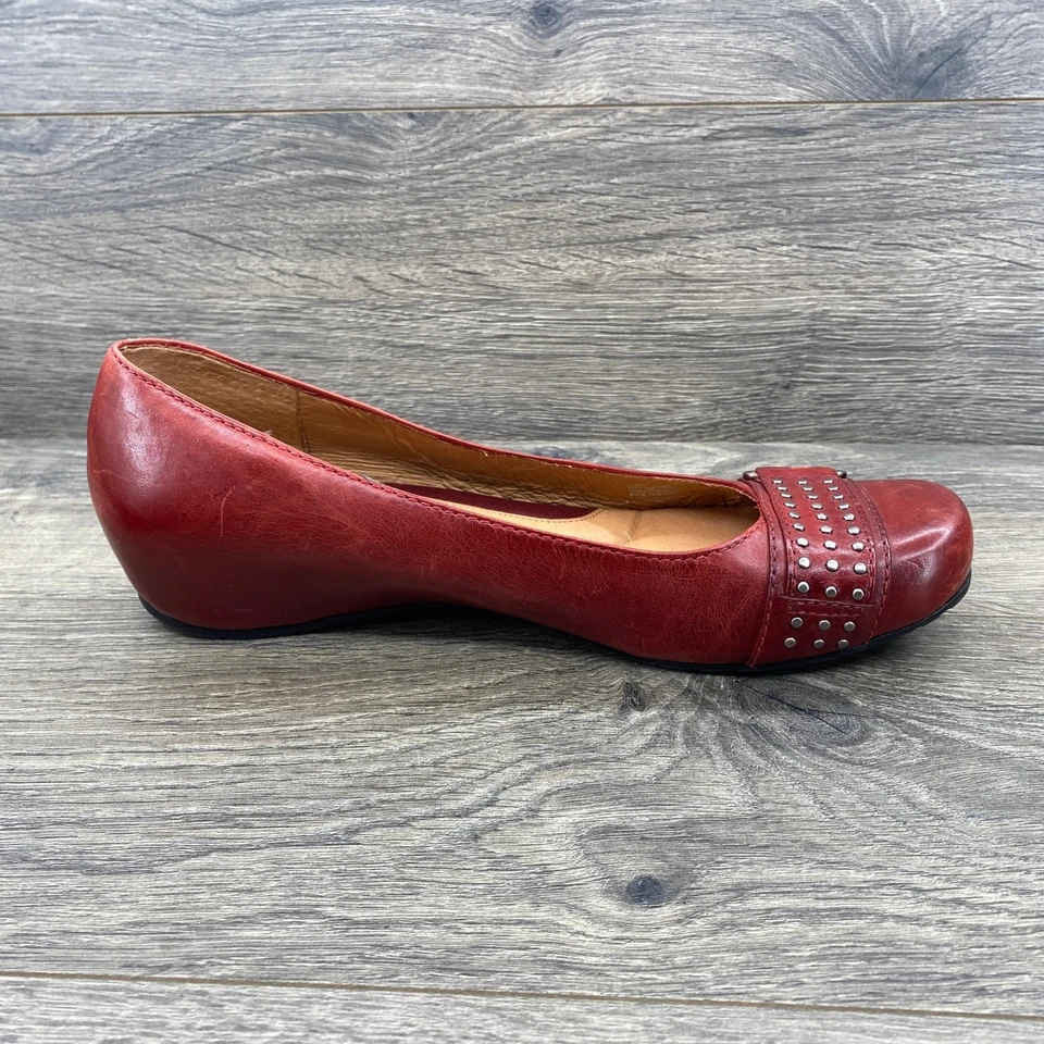 Zapatos planos de ballet Nurture de cuero rojo con hebilla tachonada para mujer talla 10 M Foto 4 de 4