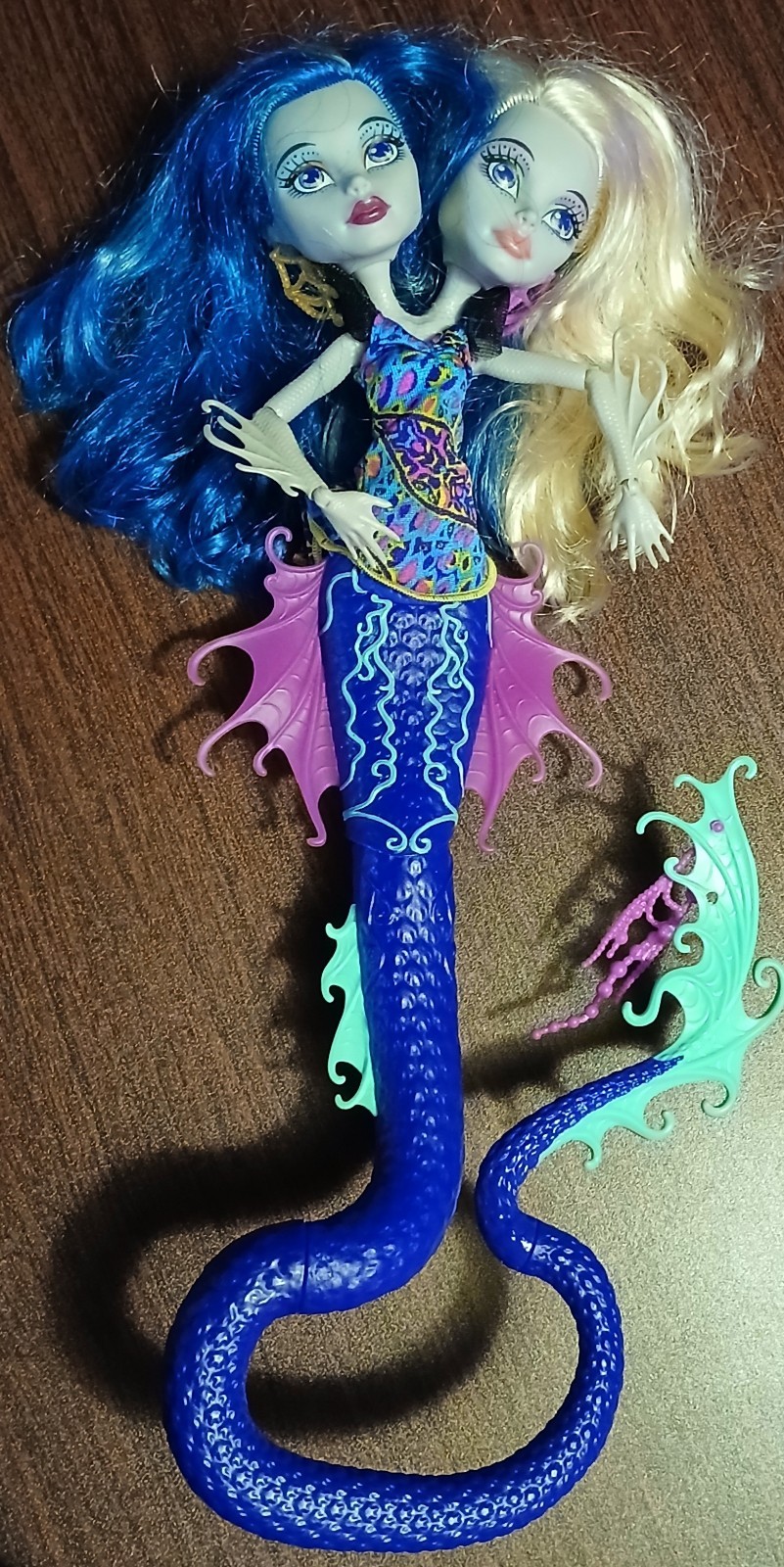 Monster High Great Scarrier Reef Peri and Pearl Serpentine d