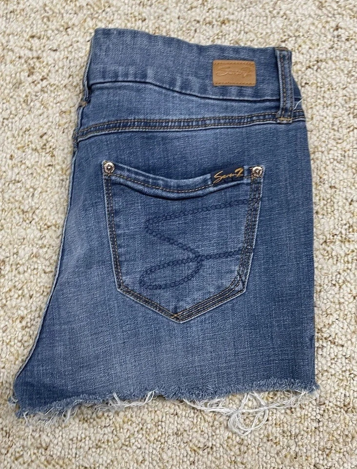 Pantalones cortos de jean para mujer Seven7 talla 10 desgastados tiro medio azul denim (cintura 30") Foto 3 de 4