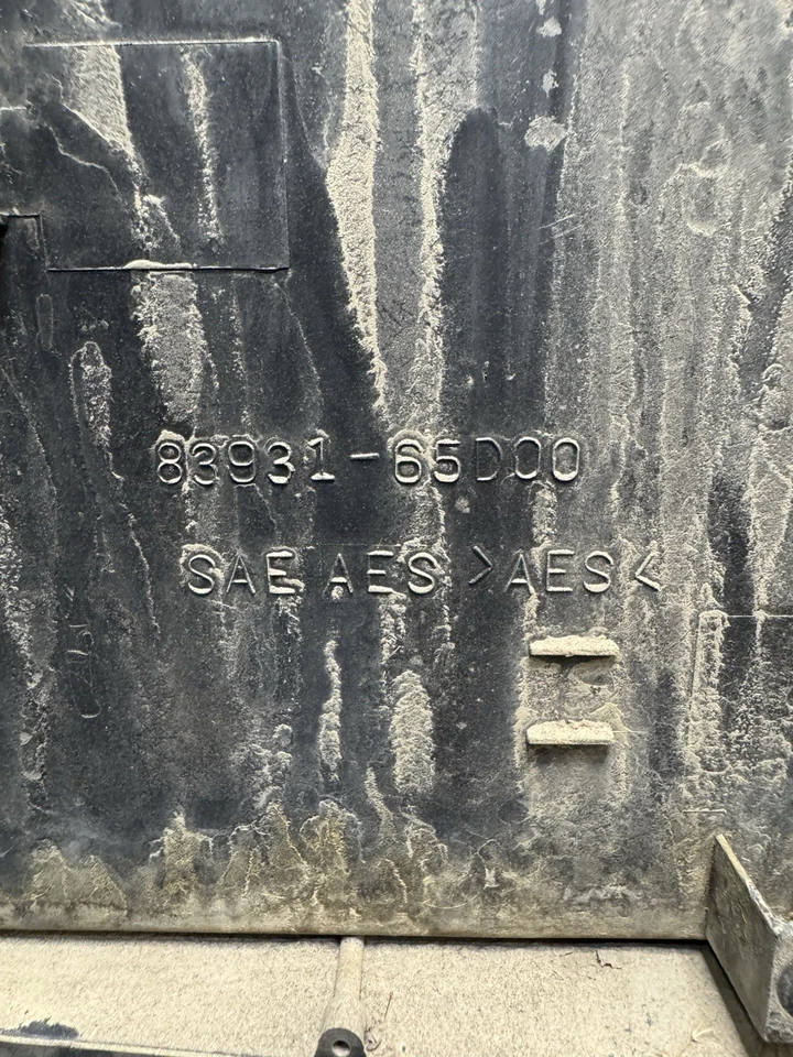 Soporte de matrícula de maletero trasero Suzuki Vitara Tracker 1999-2004 moldura Foto 4 de 4