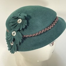 VTG Hunter Green Velour Skull Cap Beret Hat Brown Trim Floral Flower Petals Felt