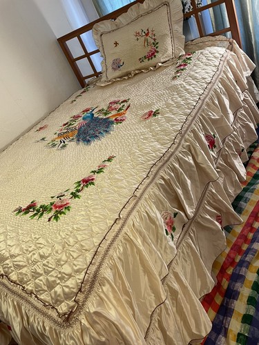 MI-MI PFAU BLUMEN GESTEPPTE RÜSCHEN Queen Tagesdecke mit Kissenhülle WUNDERSCHÖN! - Bild 3 von 12