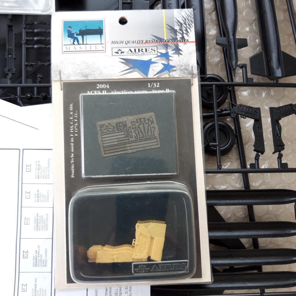 Modellbausatz 04803 Revell "F-114A Shadowhawk" 1:32 - Bild 4 von 4