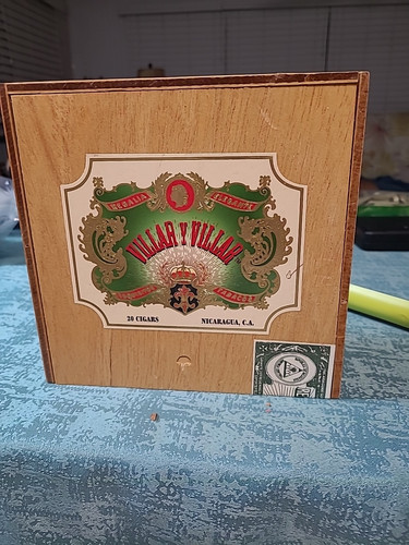 VILLAR Y VILLAR HALF CORONAS EMPTY WOODEN CIGAR BOX NICARAGUA 8 X 2 X 7.5 - Picture 1 of 5