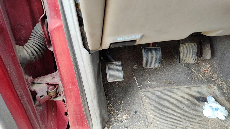 Conjunto de pedal de freno de estacionamiento Mazda B2500 1999 unidad de emergencia completa OEM Foto 2 de 4